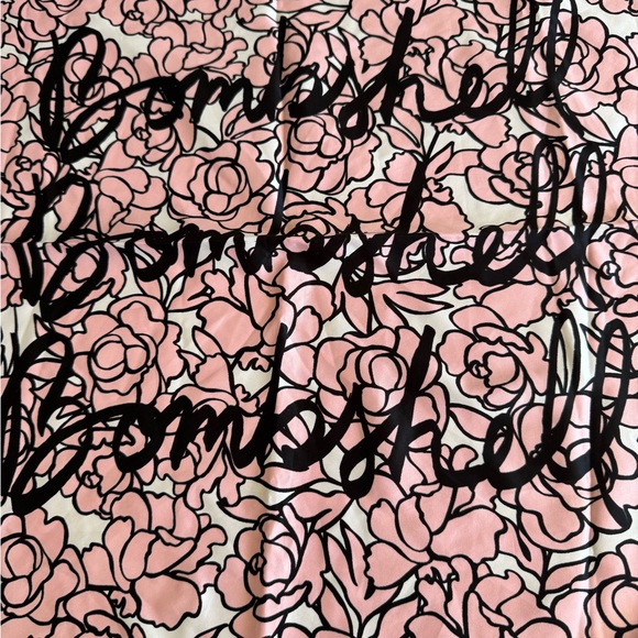 Victoria’s Secret scarf - Picture 4 of 4